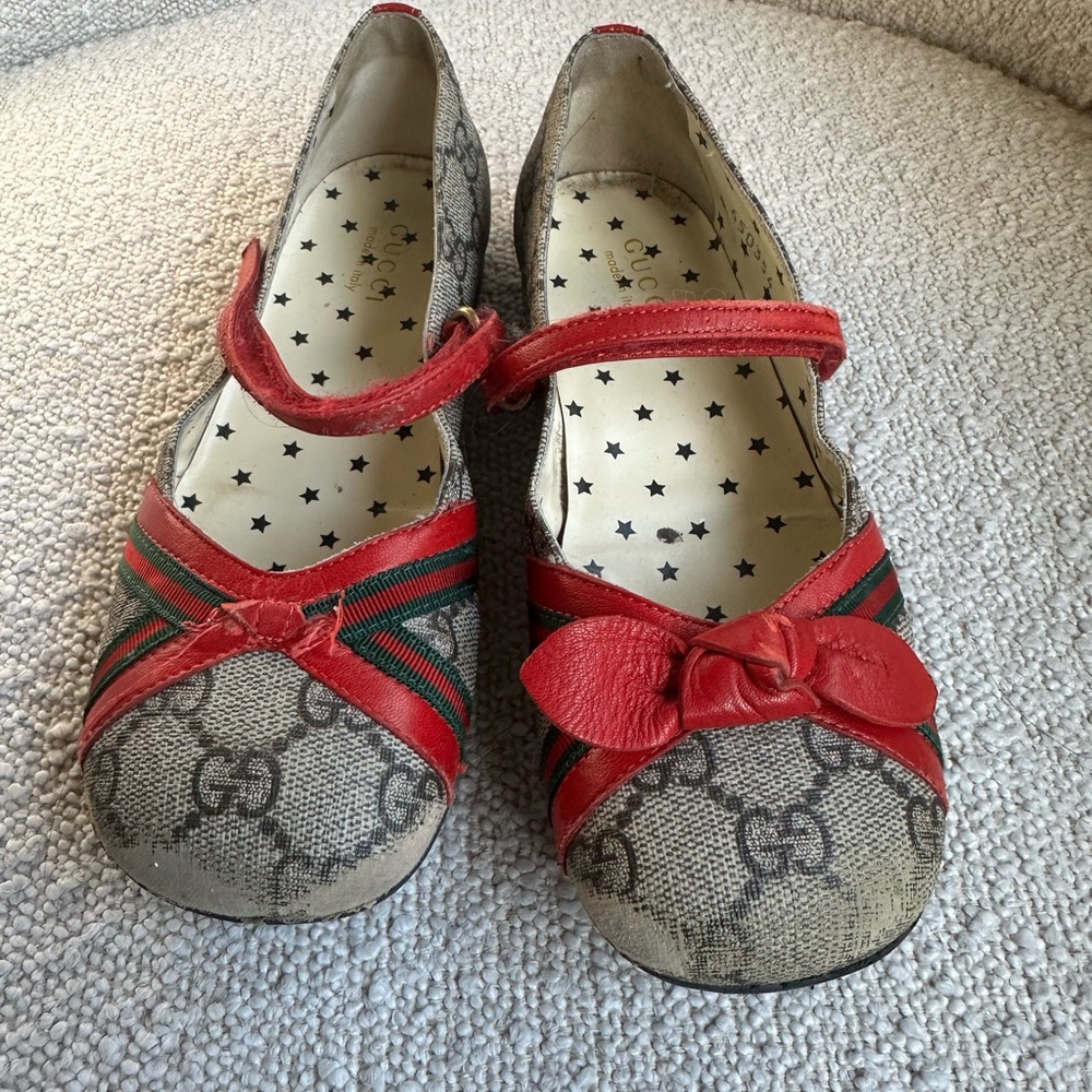 Gucci girls flat ballet shoes. Size 32